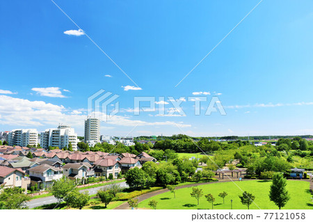 新夏天藍天和城市的風景 新夏天藍天和城市的風景 77121058