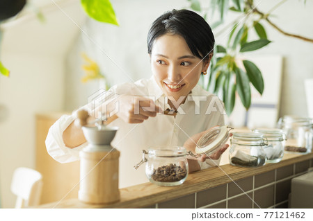 上班前煮咖啡的女人 77121462