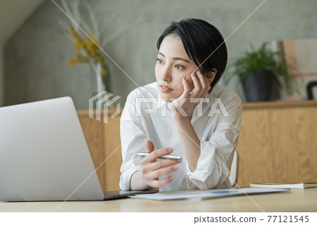 在家工作的女性 在家工作的女性 77121545