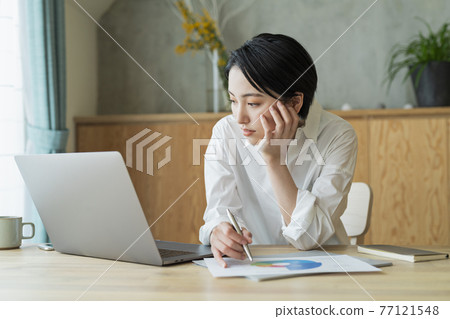 Women working from home 77121548