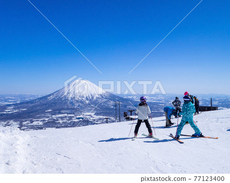 初春陽光明媚的日子,滑雪者在滑雪場眺望羊蹄山(北海道新雪谷) 初春陽光明媚的日子,滑雪者在滑雪場眺望羊蹄山(北海道新雪谷) 77123400