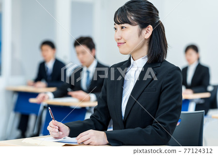 接受培訓的商人攝影合作：中央技術學校附屬的日語學校 77124312