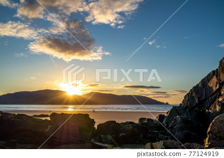 Kiltoorish bay beach between Ardara and Portnoo in Donegal - Ireland. 77124919