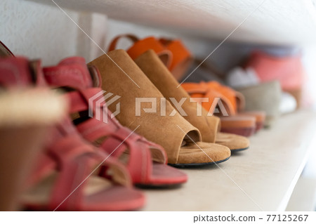 Shoebox 77125267
