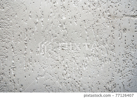 Structure of dirty white wall with dilapidated plaster 77126407