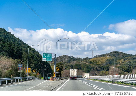 Trucks and passenger cars passing through the exit of the Mine Nishi Interchange in Mine City, Yamaguchi Prefecture Trucks and passenger cars passing through the exit of the Mine Nishi Interchange in Mine City, Yamaguchi Prefecture 77126753