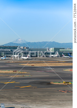 [富士山和羽田機場第一航廈的飛機] 77128444