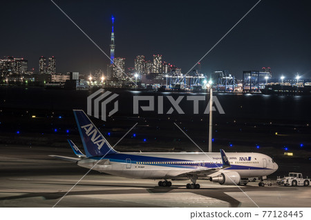 [Night view of Haneda Airport Terminal 2 and Tokyo Sky Tree] 77128445