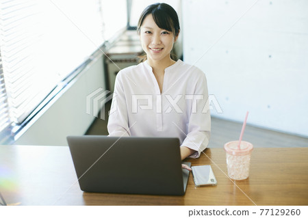 女生 女孩 女性 77129260