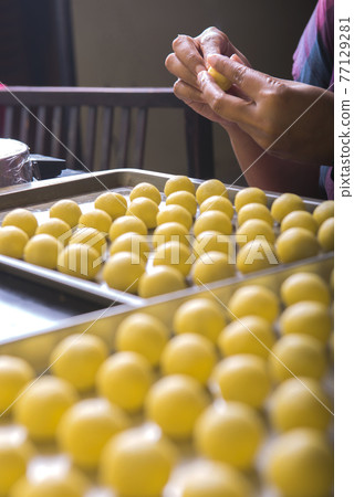 People make dough of nastar 77129281
