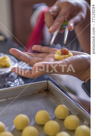 People make dough of nastar 77129284