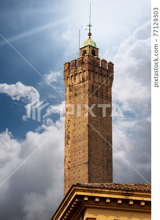 Torre degli Asinelli - Ancient Medieval Tower in Bologna downtown Italy 77129303