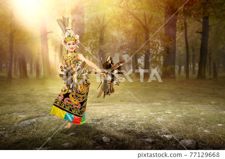 Asian woman dancing East Kalimantan traditional dance (Giring-Giring dance) Asian woman dancing East Kalimantan traditional dance (Giring-Giring dance) 77129668