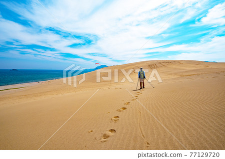 Image of trekking in Tottori Sand Dunes 77129720