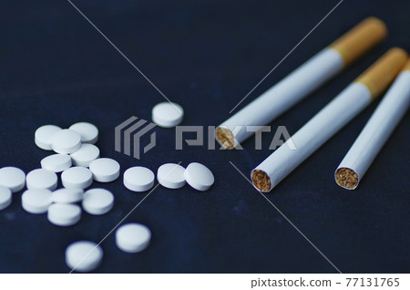煙草和藥片 77131765