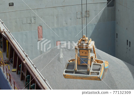 Loading and dischargind operation of bulk cargo bauxite on bulk carrier ship using grab bucket 77132309