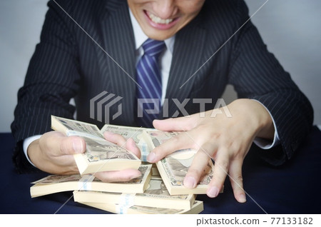 金錢和一個穿西裝的男人 77133182