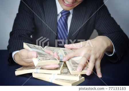金錢和一個穿西裝的男人 77133183