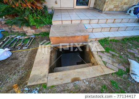 由於房屋地面沉降而進入地下室進行頂升 由於房屋地面沉降而進入地下室進行頂升 77134417