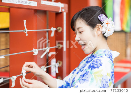 一個穿著浴衣的女人綁著財富 77135040