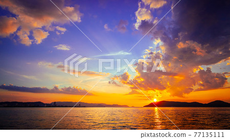 [Natural landscape] A state of the sea at dusk in the tropical summer 77135111