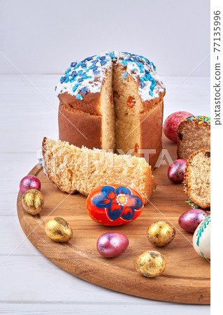 Easter cakes with easter glace icing and colorful eggs. Easter cakes with easter glace icing and colorful eggs. 77135996