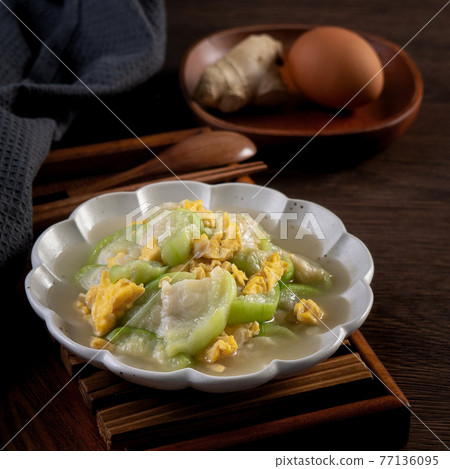 絲瓜 炒蛋 麻油 麻油絲瓜炒蛋 scrambled egg with loofah gourd 77136095