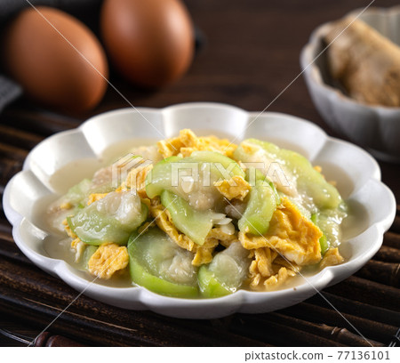 絲瓜 炒蛋 麻油 麻油絲瓜炒蛋 scrambled egg with loofah gourd 絲瓜 炒蛋 麻油 麻油絲瓜炒蛋 scrambled egg with loofah gourd 77136101