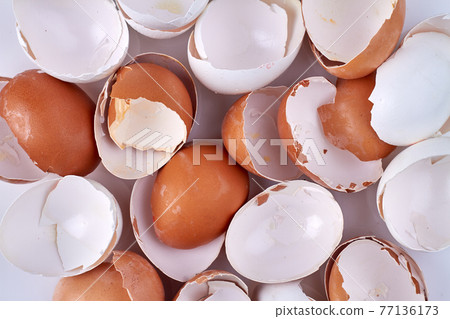 Close-up texture of broken empty eggshells. Close-up texture of broken empty eggshells. 77136173