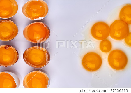 Arrangement of chicken eggshells and yolks. 77136313