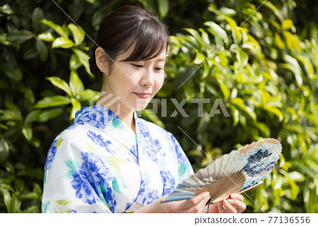 穿著浴衣的女人 穿著浴衣的女人 77136556