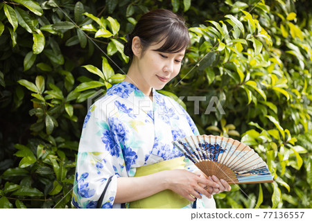 穿著浴衣的女人 穿著浴衣的女人 77136557