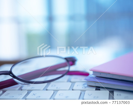 商業形象·筆記本·PC·眼鏡·女性 77137003