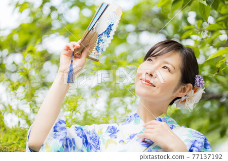 夏天的陽光和浴衣的女人 77137192