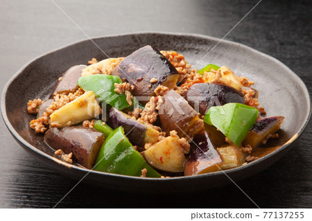 炒肉醬配茄子和辣椒 77137255