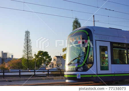 《Hiroshima City》 A tram that runs in the morning sun 77138073