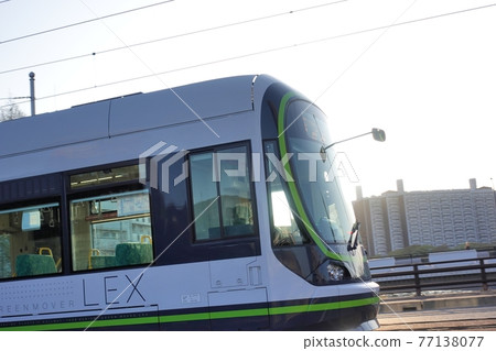 《廣島市》在朝陽下行駛的電車 《廣島市》在朝陽下行駛的電車 77138077