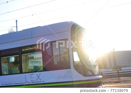 《Hiroshima City》 A tram that runs in the morning sun 77138079