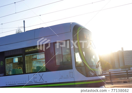 《Hiroshima City》 A tram that runs in the morning sun 77138082