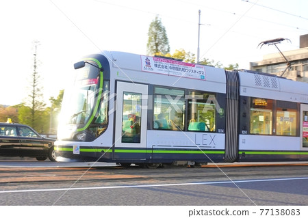 《廣島市》在朝陽下行駛的電車 《廣島市》在朝陽下行駛的電車 77138083