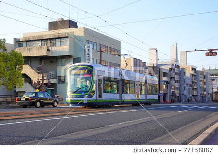 《Hiroshima City》 A tram that runs in the morning sun 77138087
