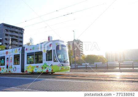 《Hiroshima City》 A tram that runs in the morning sun 77138092