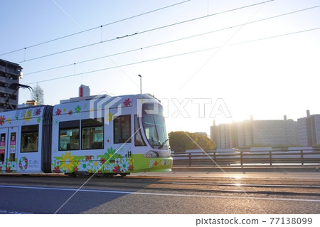 《廣島市》在朝陽下行駛的電車 《廣島市》在朝陽下行駛的電車 77138099