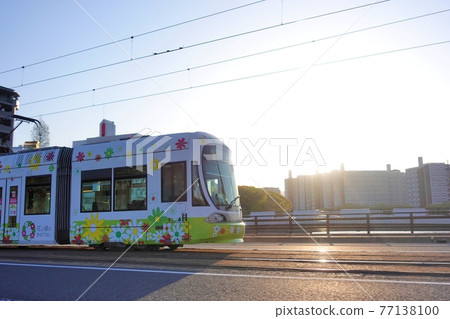《Hiroshima City》 A tram that runs in the morning sun 77138100