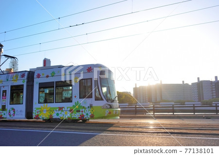 《廣島市》在朝陽下行駛的電車 77138101