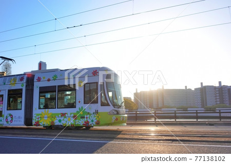 《廣島市》在朝陽下行駛的電車 77138102