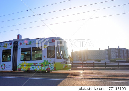 《廣島市》在朝陽下行駛的電車 77138103