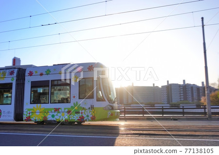《廣島市》在朝陽下行駛的電車 《廣島市》在朝陽下行駛的電車 77138105