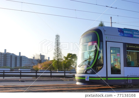 《Hiroshima City》 A tram that runs in the morning sun 《Hiroshima City》 A tram that runs in the morning sun 77138108
