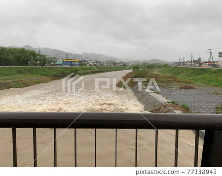 被大雨淹沒的河流 77138941